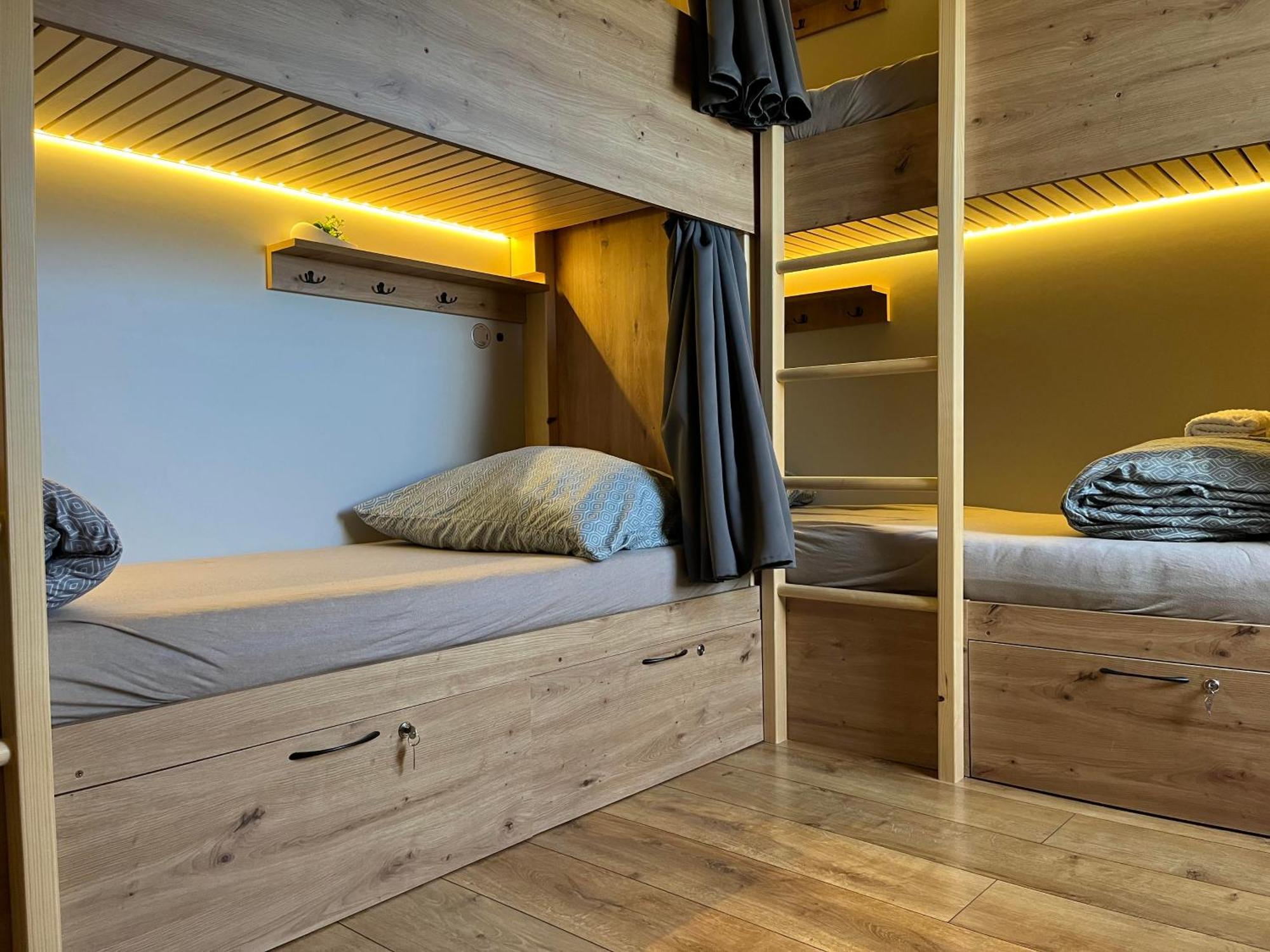 Sherpa'S Hostel High Tatras Strbske Pleso Exterior photo